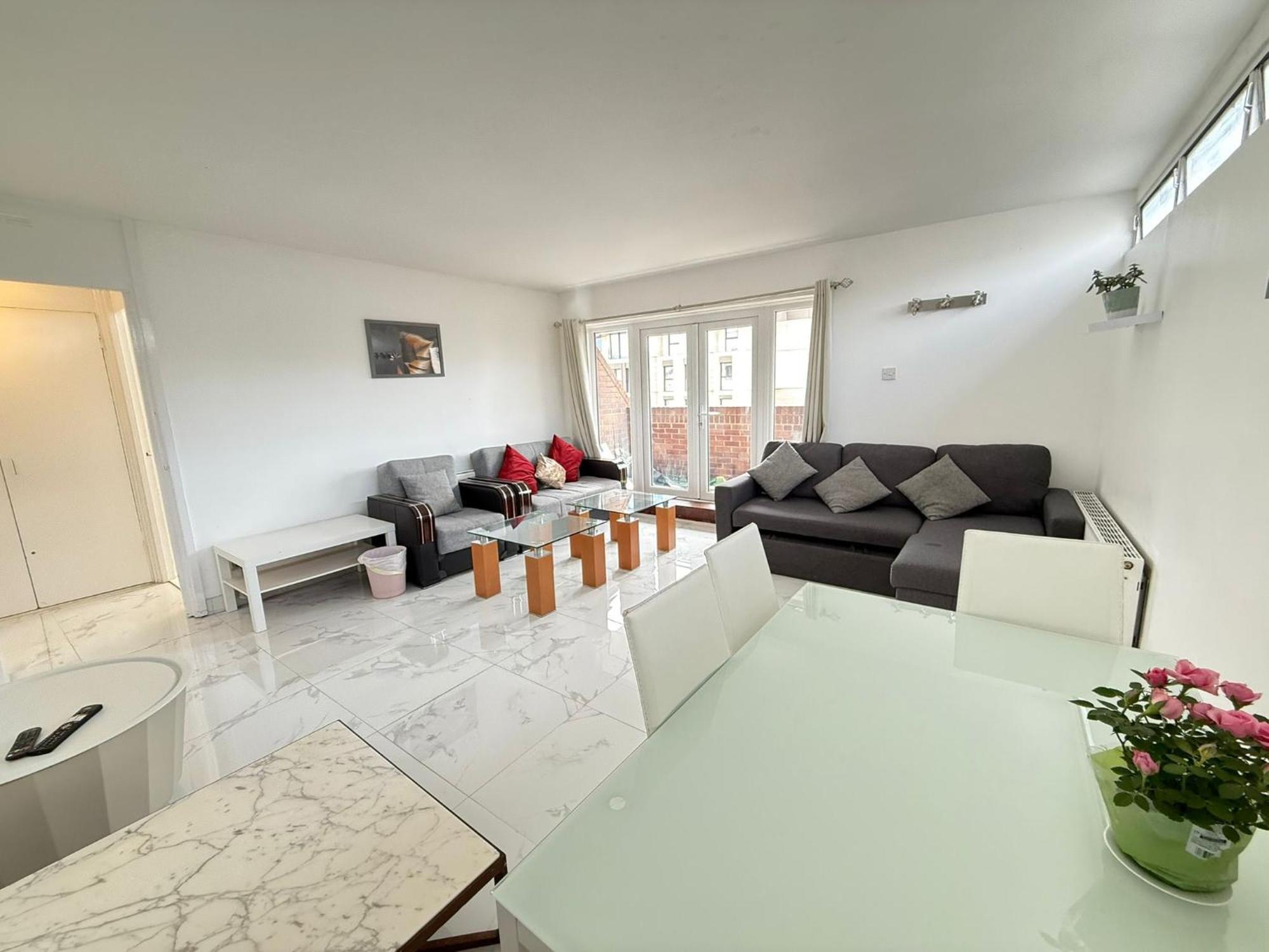 Apartment Queens Way London